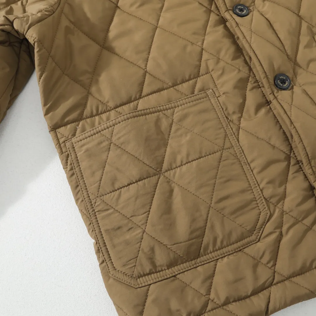P370 #R50 Ralph Lauren/Ralph Lauren classic old money style workwear rhombus retro cotton jacket. Inspired by retro workwear, it reshapes the contemporary British style. Imported machine-pressed diamond quilting technology, every quilting line is accurately aligned, and the details are full of ingenuity; three-dimensional tailoring creates a neat H-shaped silhouette, and it can still remain light and straight when worn in multiple layers in autumn and winter. Customized metal buttons, low-key embellished textured corduroy lapel design, full of retro atmosphere, 37.5° temperature control black technology, breathable and moisture-proof, locks in temperature and sweat, waterproof and snow-proof fabric, no fear of bad weather, anti-run cotton patented technology, warm and soft, long-wearing without deformation, five high-end colors: navy | khaki | black | green | brown, easily suitable for commuting, leisure, and travel. Wearing one piece gives off a calm temperament of "old money style", and you can have both style and warmth in low-temperature weather.  Color: Navy blue, black, khaki, military green, brown Size: S M L